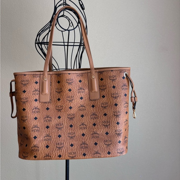 MCM Reversible Liz Shopper in Visetos Medium - Picture 2 of 12